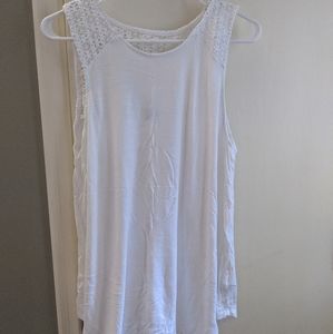 Wavy sleeveless top
